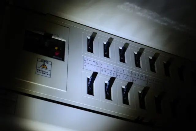 ブレーカーが上がらない時に触ってはいけない危険なサインは?