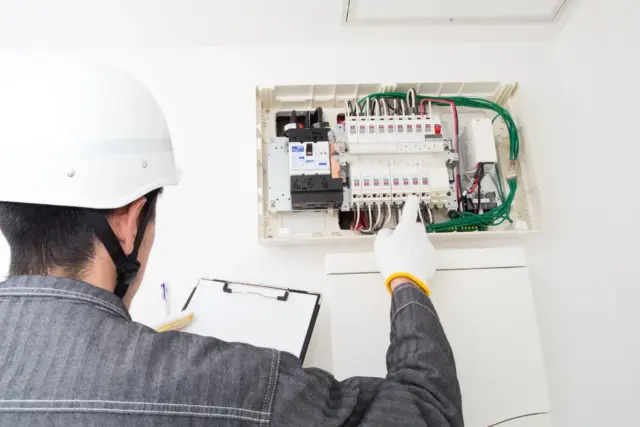 地震に備えて通電火災を防ぐ感震ブレーカーとは?