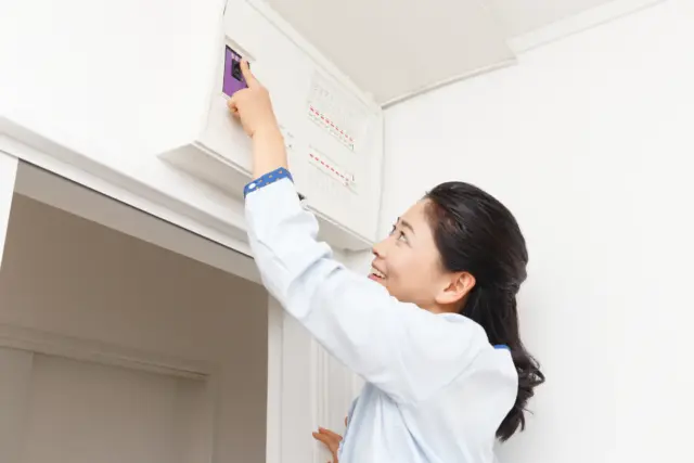 漏電遮断器が落ちた！火事や感電を防ぐ応急処置と今すぐ確認すべき危険サイン、業者選びのポイントを解説