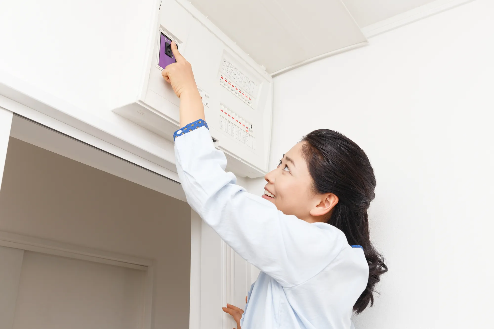 漏電遮断器が落ちた！火事や感電を防ぐ応急処置と今すぐ確認すべき危険サイン、業者選びのポイントを解説