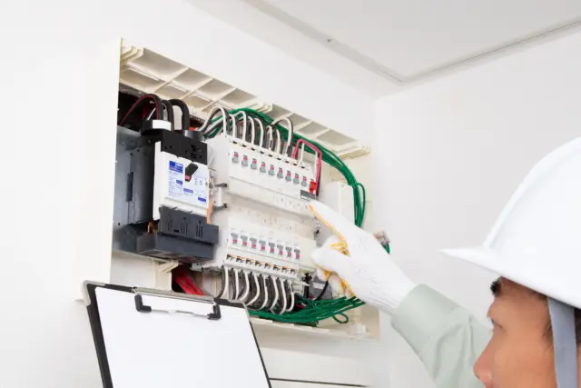 漏電遮断器の交換は自分でできる?費用相場と優良な業者の見分け方