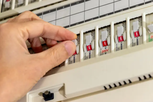 分電盤の交換は自分でできる？【結論：絶対にNGです】