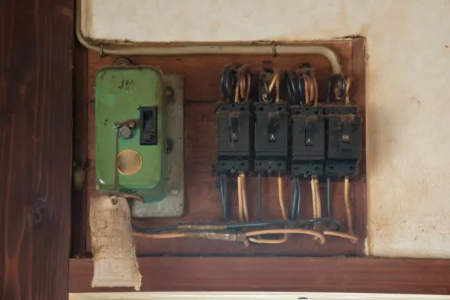 【今すぐチェック】分電盤を交換すべき危険なサイン5選