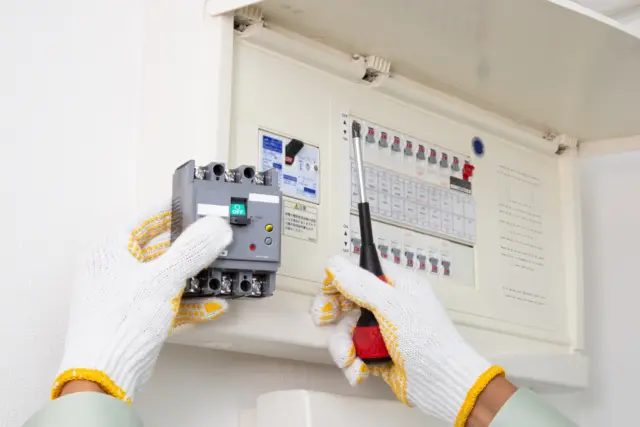 分電盤交換の費用相場はいくら？寿命のサイン、DIYの可否、信頼できる業者選びまでプロが全解説！